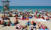 Turistas toman el sol en una playa de Palma, en la isla balear de Palma de Mallorca, el 30 de junio de 2016