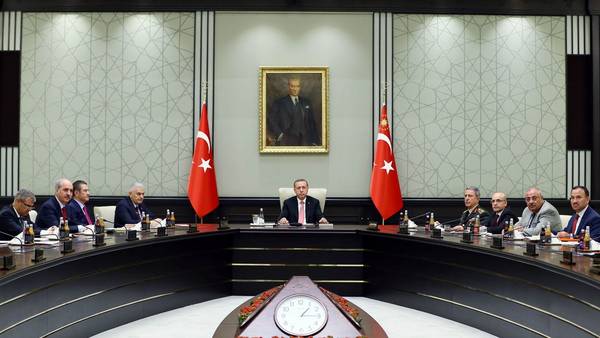 El presidente turco Recep Tayyip Erdogan, lidera una reunión con su Consejo de Seguridad Nacional.