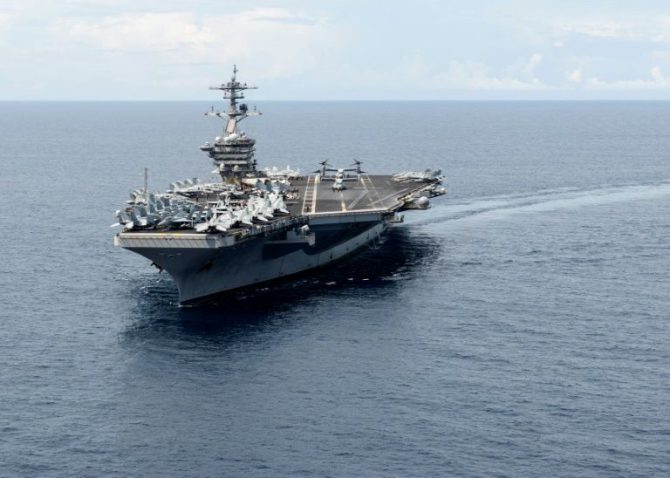 Fotografía obtenida el 7 de noviembre de 2015 que muestra al portaaviones estadounidense 'USS Theodore Roosevelt' en el mar de China meridional