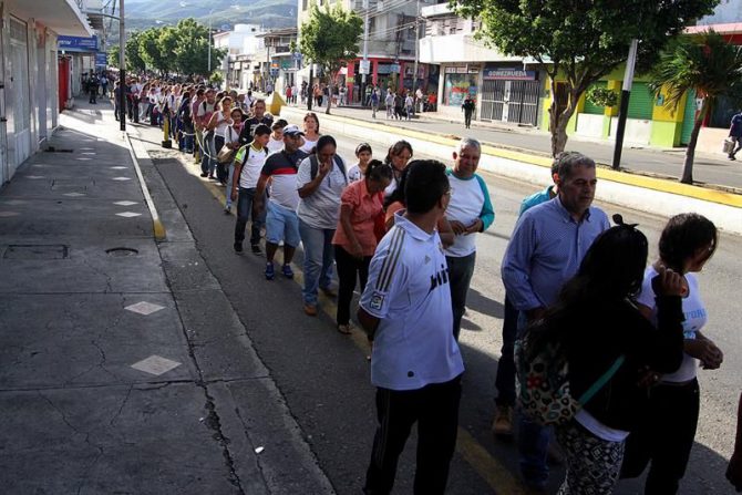 Cientos de personas aguardan en una calle antes de cruzar por el puente fronterizo "Simón Bolívar" entre Colombia y Venezuela, en la ciudad de San Antonio del Táchira (Venezuela).
