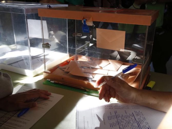 Un votante deposita su voto en un colegio electoral el pasado 26J. 