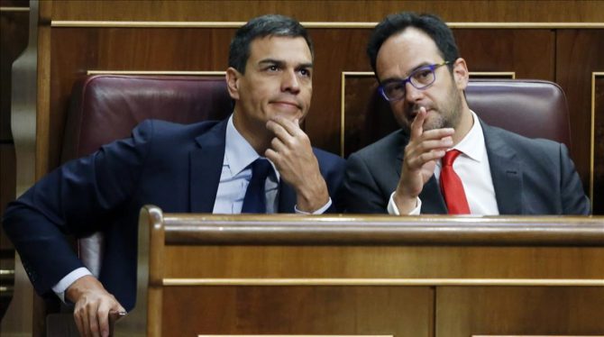 Antonio Hernando, a la derecha..