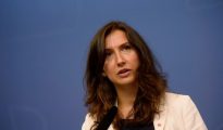 La ministra de Educación Secundaria y para Adultos sueca, Aida Hadzialic, hoy en rueda de prensa en Estocolmo.