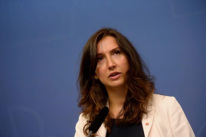 La ministra de Educación Secundaria y para Adultos sueca, Aida Hadzialic, hoy en rueda de prensa en Estocolmo. 