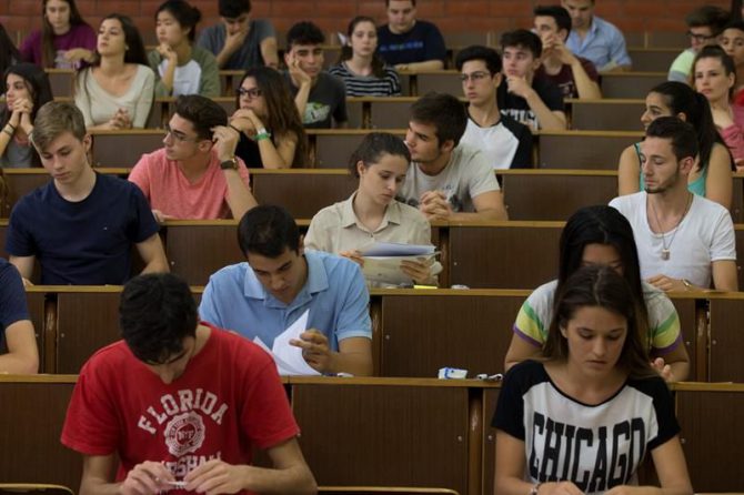 Estudiantes en la Facultad de Biología de la Universidad de Barcelona.