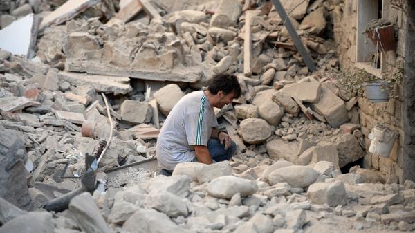 Un residente de la localidad de Amatrice, desolado