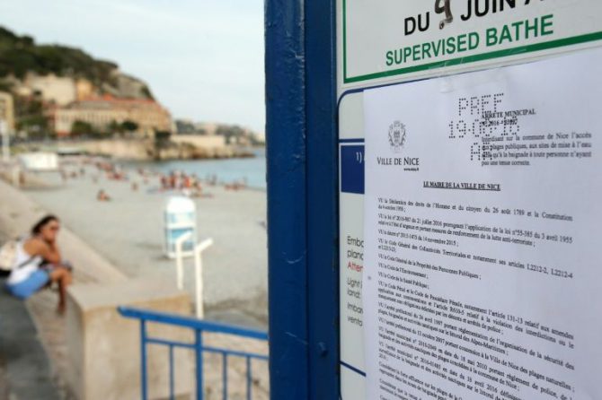 Un aviso que prohibe el uso de burkini en una playa en Niza en Francia, el 19 de agosto 2016