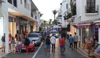 La Policía Local mantuvo los alrededores de Puerto Banús bajo vigilancia tras el suceso. (Foto diario Sur).