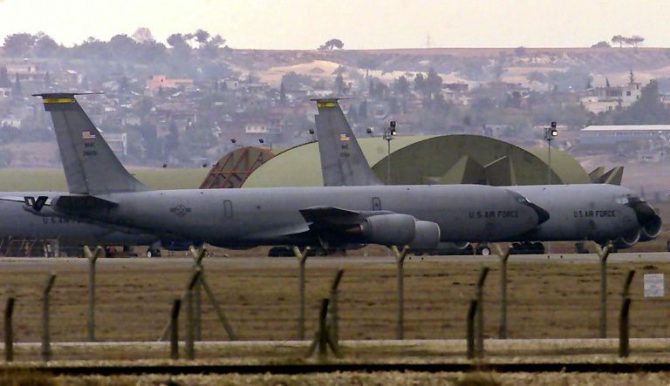 Unos aviones del Ejército del Aire de Estados Unidos, el 11 de enero de 2005 en la base de Incirlik, en Turquía