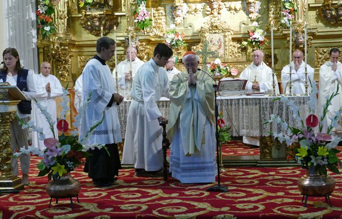El cardenal Cañizares oficiando la eucaristía en la Encarnación.
