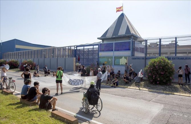 Pequeña concentracion de activistas contrarios a la reabertura del CIE (Foto El Periódico)