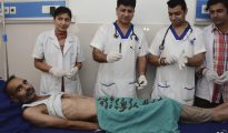El Dr. Jatinder Malhorta (2i) y miembros de su equipo muestran los 40 navajas recuperadas del estómago de su paciente Surjeet Singh (tumbado en la cama) tras ser operado en el hospital Corporate en Amritsar (India) hoy.