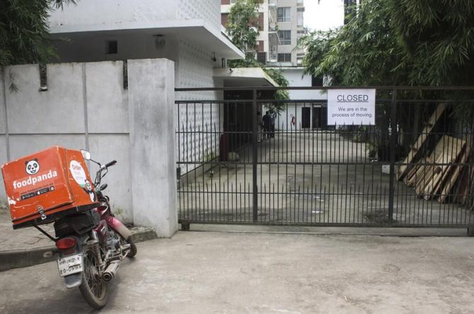 Imagen tomada el 29 de julio de un restaurante frecuentado por extranjeros de la capital de Bangladesh cerrado mientras cambia su ubicación.