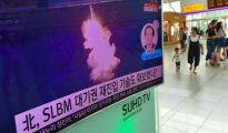 Una televisión en una estación de tren de Seúl transmite el 25 de agosto de 2016 información sobre el lanzamiento submarino de un misil balístico norcoreano