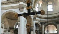 El crucifijo dañado de la Iglesia de San Jeremías