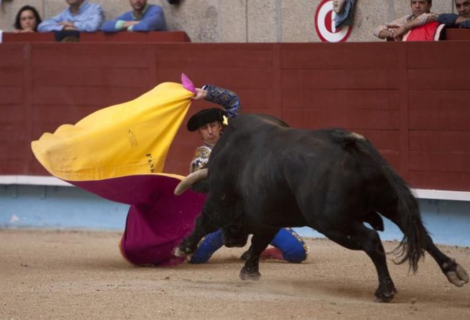 El diestro El Fandi recibe a portagayola a su primer toro. 