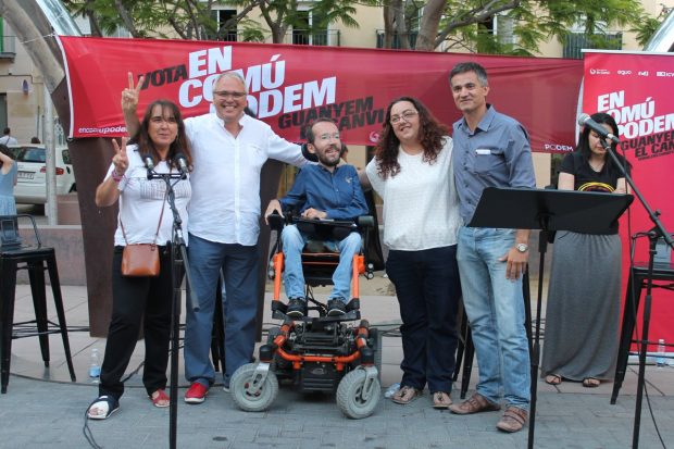 El podemita Félix Alonso junto a Pablo Echenique durante la campaña electoral (Foto: Twitter)