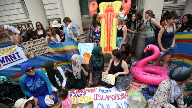 Feministas francesas se unen a las musulmanas en defensa del burkini.