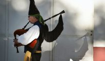 Un hombre toca la gaita en Lorient, Francia.