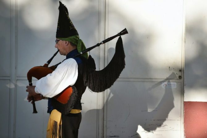 Un hombre toca la gaita en Lorient, Francia.