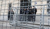 Varios policías montan guardia frente al tribunal de Sankt Pölten, Austria.