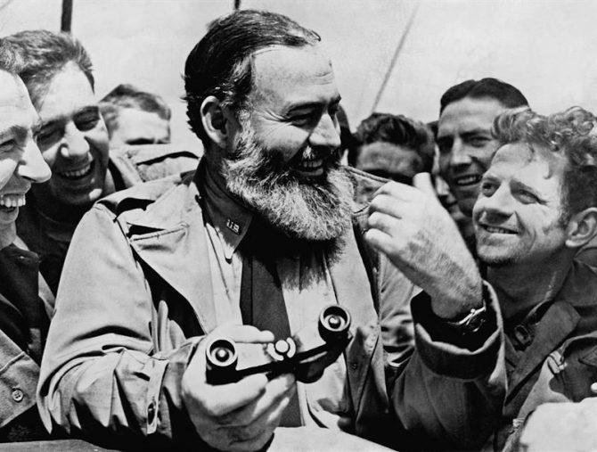 El escritor estadounidense, Ernest Hemingway, corresponsal de guerra durante la contienda mundial, conversa con los soldados en la playa de Normandía