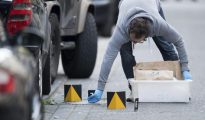 Un policía recoge pruebas en la calle Flandrische de Colonia.