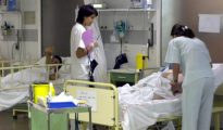 Dos doctoras atienden en la sala de observación del Hospital Virgen del Rocío de Sevilla