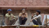 Trabajadores indios comen helados durante un descanso del trabajo en Amritsar, el 30 de julio de 2016