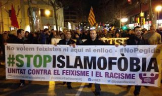 Musulmanes catalanes se manifiestan contra la islamofobia.