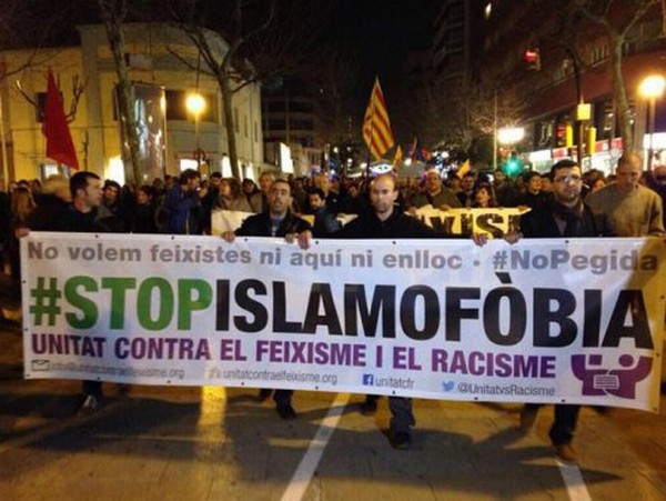 Musulmanes catalanes se manifiestan contra la islamofobia.