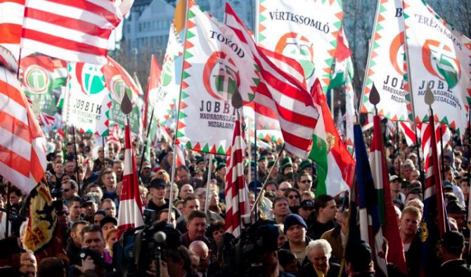 Miembros del partido político Jobbik en una concentración en Budapest.