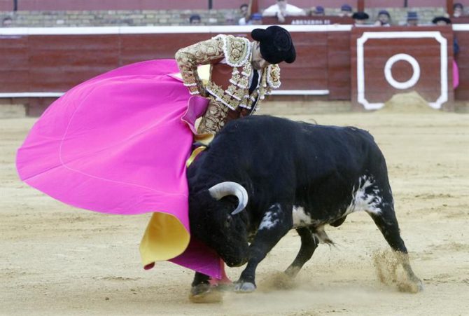 El diestro José Tomás, durante la corrida de la Feria de las Colombinas celebrada ayer tarde en la plaza de toros de Huelva.