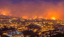 Vista general de un incendio forestal en Funchal, Isla Madeira, Portugal.