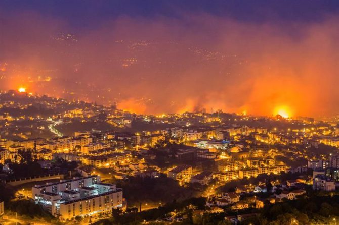 Vista general de un incendio forestal en Funchal, Isla Madeira, Portugal. 