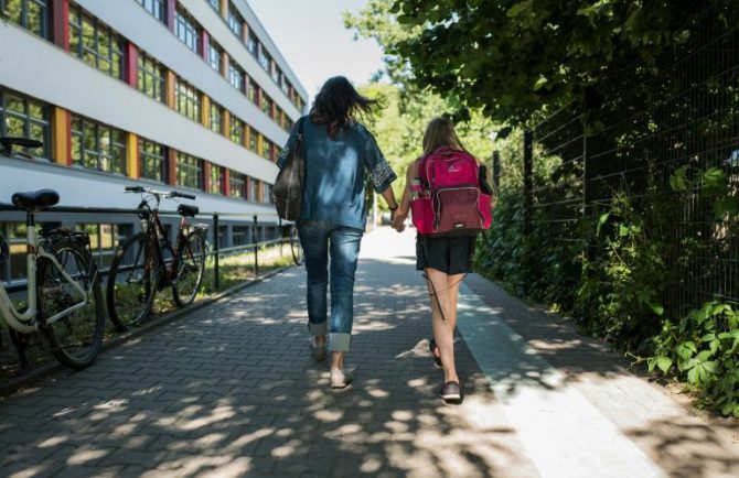 Una mujer alemana camina con su hija luego de recogerla de la escuela el 23 de junio de 2016 en Berlín