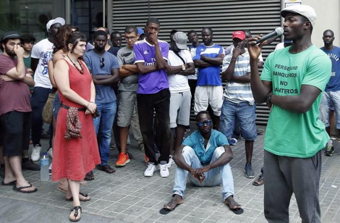 El colectivo Tras la Manta y el Sindicato Mantero organizaron frente a la cárcel Modelo de Barcelona una concentración de protesta por las actuaciones policiales que acabaron con siete detenidos, cuatro de ellos en la Modelo en prisión provisional. 