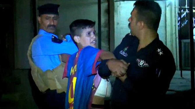 El momento en que los agentes arrestan al niño 