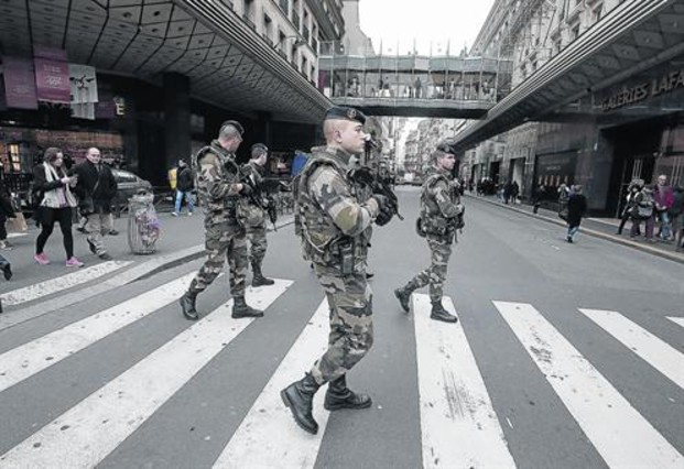 El Ejército francés está al límite de su capacidad de maniobra: ya patrulla las calles de Francia y está desplegado en África y Oriente Medio. 