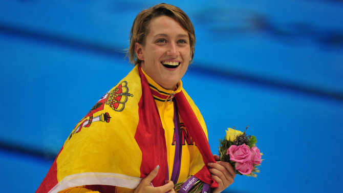 Mireia Belmonte exhibe orgullosa la bandera de España.