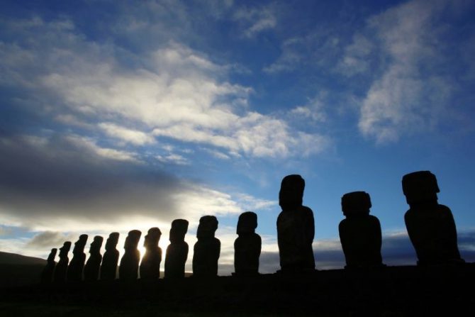 Vista de Moais - estatuas de piedra de la cultura Rapa Nui - en el sitio de Ahu Tongariki en la isla de Pascua, a 3700 kilómetros de la costa chilena en el Océano Pacífico.
