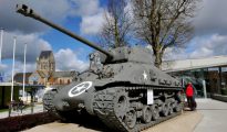 Un tanque estadounidense frente al museo de Airborne en Sainte- Mere- Eglise en la costa de Normandía.