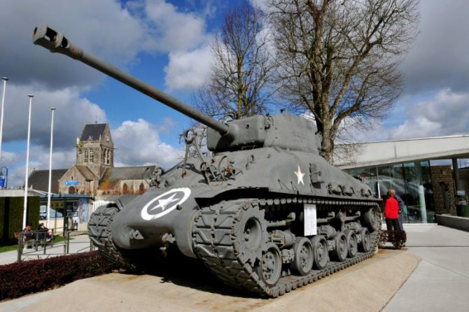 Un tanque estadounidense frente al museo de Airborne en Sainte- Mere- Eglise en la costa de Normandía. 