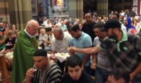 Sincretismo bergogliano: Musulmanes comiendo en una iglesia de Italia.