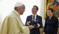 El Papa Francisco, Mark Zuckerberg y Priscilla Chan durante la audiencia en Roma
