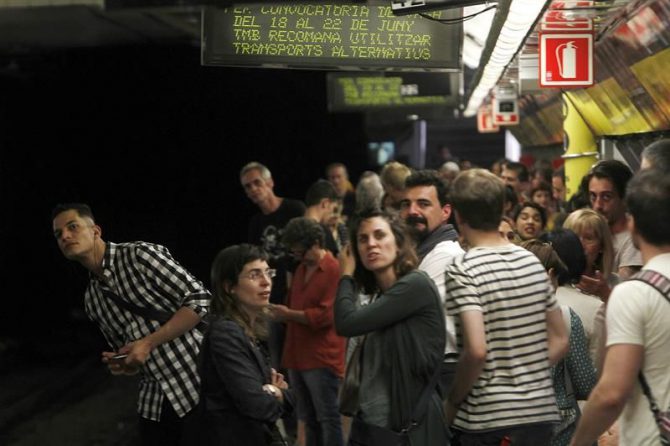 Pasajeros esperan la llegada del metro en una jornada de huelga en Barcelona. 