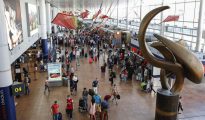 Pasajeros esperan en el aeropuerto de Bruselas en Zaventem (Bélgica).