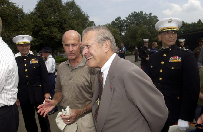 Phil Strub junto al exsecretario norteamericano de Defensa, Donald Rumsfeld.