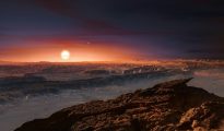 Imagen distribuida por el Observatorio Europeo Austral (ESO) el 24 de agosto de 2016 que muestra una recreación artística de cómo podría ser la superficie del planeta Próxima b orbitando alrededor de la estrella enana Próxima Centauri