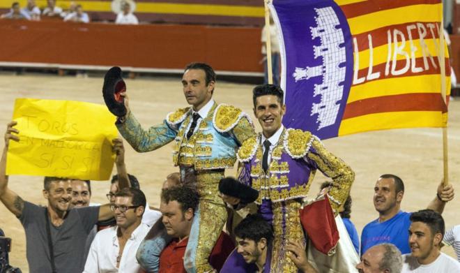Enrique Ponce y Alejandro Talavante, en la plaza de toros de Palma el viernes.